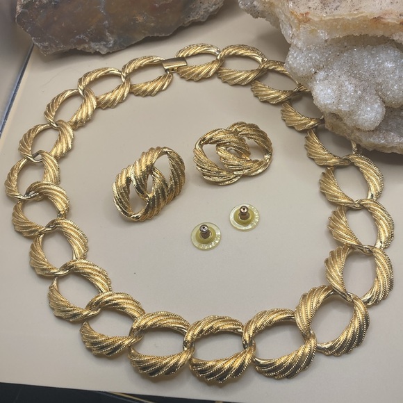 Napier Goldtone chain link earring and necklace set. - Picture 6 of 7